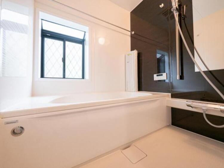 風呂 【浴室】ゆったりと寛げる広々バスで足を伸ばしてリラックス。　最新のユニットバスは設備も充実です。