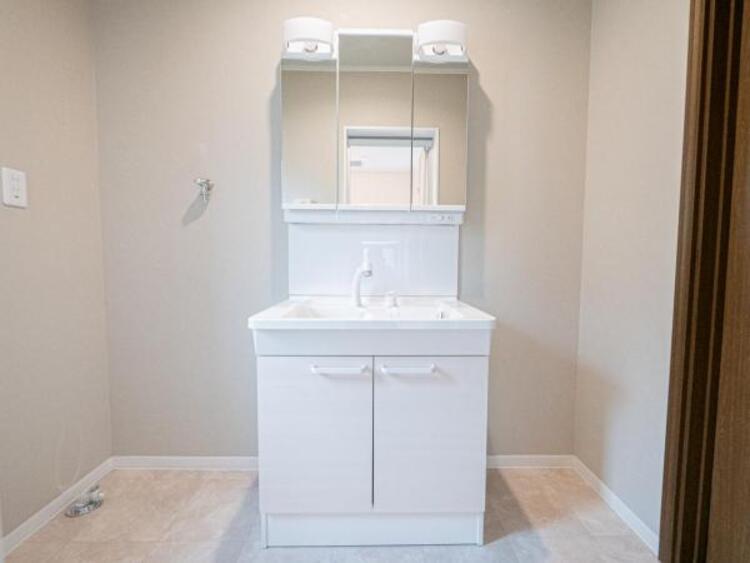 洗面 【洗面・脱衣所】３面鏡、シャワーヘッド、収納など充実の設備。動きやすい広さがあり使い勝手が良好です。