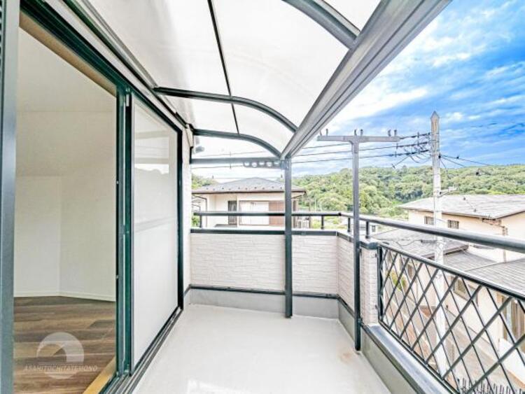 バルコニー 【バルコニー】太陽の光と爽やかな風でお洗濯物は気持ちいいです。