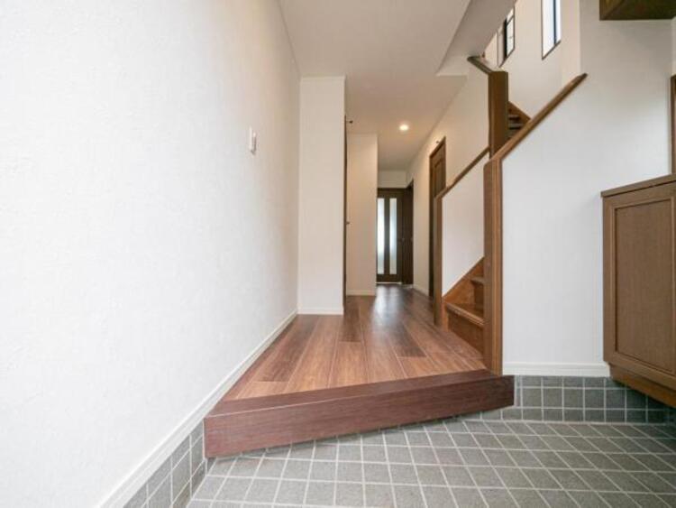 その他 【玄関】明るく広い玄関には収納力に優れたシューズボックス。　靴をスッキリと整頓することができます。