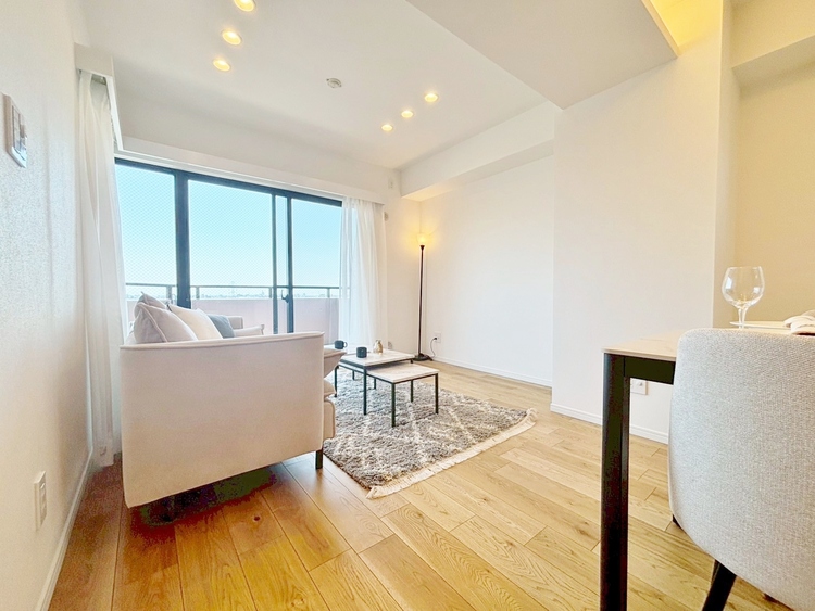 居間 居心地の良い空気感は、暮らしのステージを彩り、心からのやすらぎと満足感を与えてくれます。