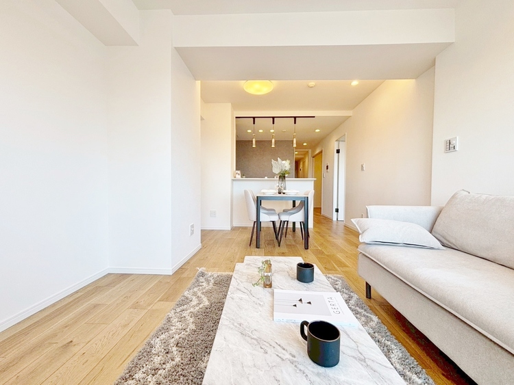 居間 飾り過ぎないシンプルな内装と偏り過ぎないデザインで統一しました。