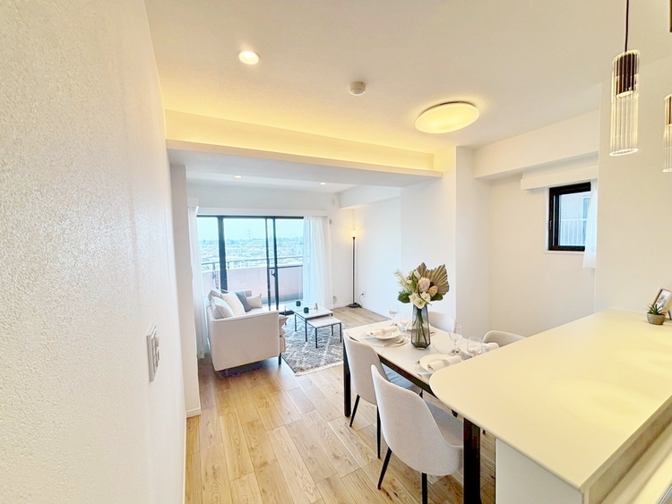 居間 快適に過ごす毎日を求めて、暮らしの中でご自身の「マイホーム」に創り上げてください。