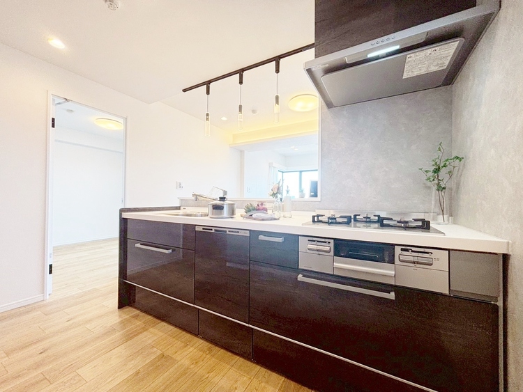 キッチン スマートな意匠と充実の機能を備えたキッチンが、暮らしにおいしい彩りを添えます。