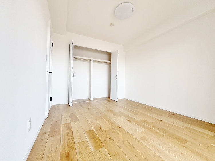 寝室 ベッドも十分に設置するスペースがあります。