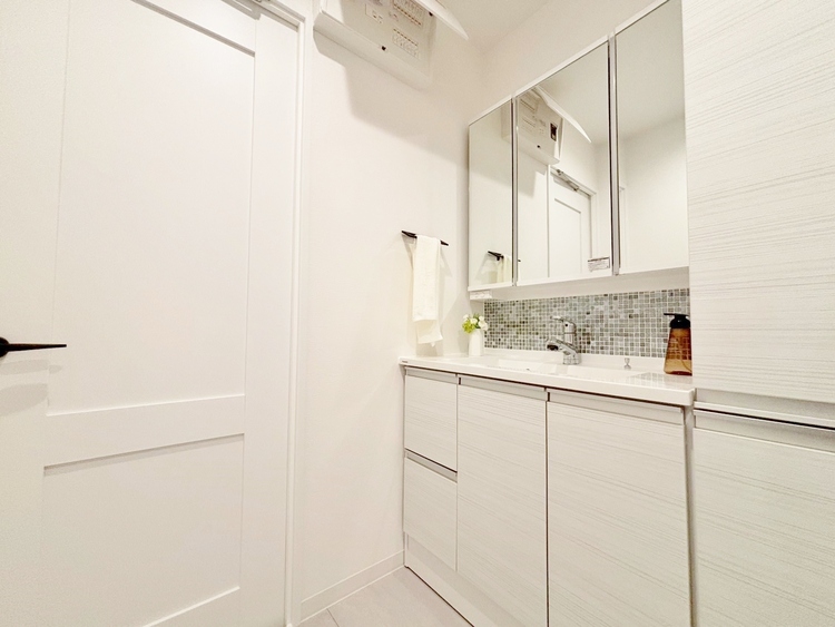 洗面 何かと物が増える場所だからこそ、スッキリと見映えの良い空間に。