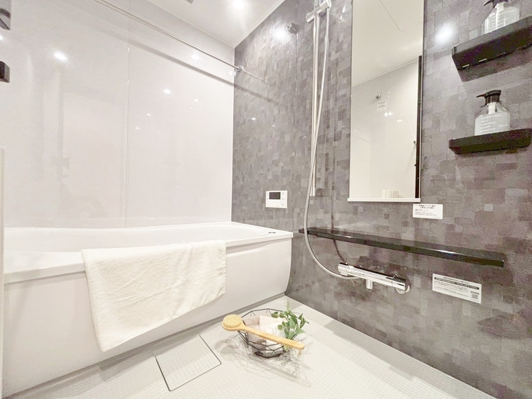 洗面 一日の疲れを癒すバスルームは、心地よいリラックスを叶える清潔感溢れる空間です。