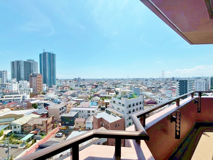 バルコニー 窓を開けると広がる青空。心をリフレッシュして日々を過ごしていきましょう。