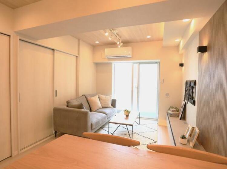 居間 LDK13.3　くつろげるリビングは話に夢中になりすぎて、ついつい時間を忘れてしまう。そんな束の間の幸せを感じさせてくれる場所です。