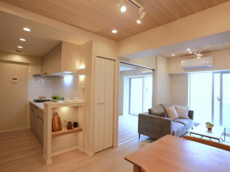 居間 LDK13.3帖　落ち着きのあるリビングです。お友達が遊びに来た時にも使えますし、ちょっと疲れた時にお昼寝できるのも嬉しいですね。