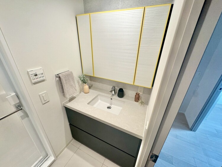 その他 清潔感を感じられる洗面化粧台。