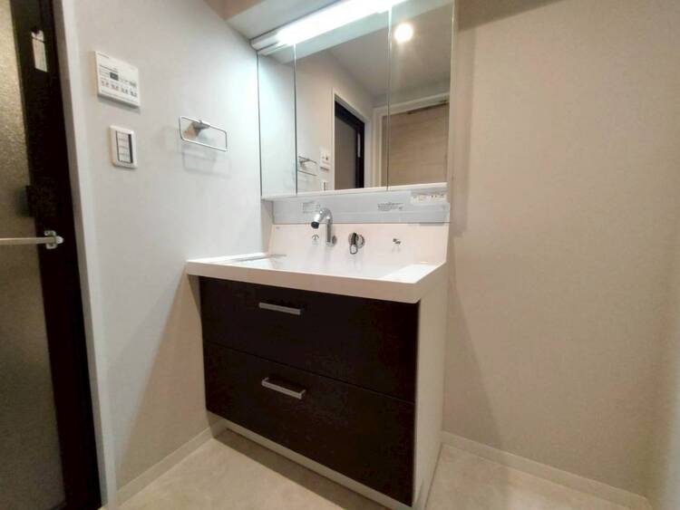 その他 清潔感を感じられる洗面化粧台。