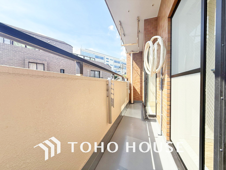 バルコニー 日当たりの良いバルコニーで晴れの日の洗濯物も楽しみになりますね