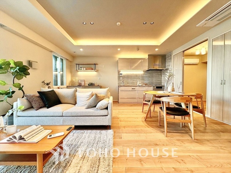 内装 太陽光をたくさん感じながら、明るく豊かな暮らしを約束する住まい。四季の移ろいを感じながら過ごす毎日。なんとなく幸せ。