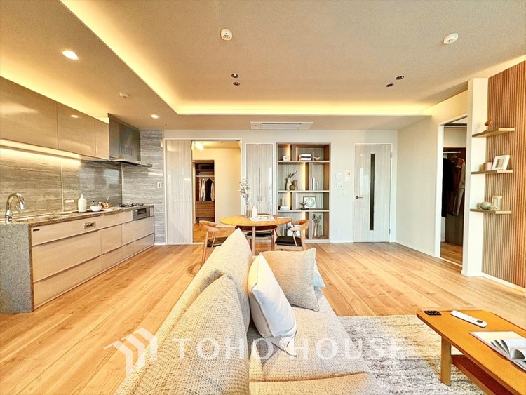 内装 窓をあけると通り抜ける風。清々しく心地よいそよ風が、この空間を涼やかに。風通しの良さは人にとっても家にとっても健康的で気持ちいいもの。