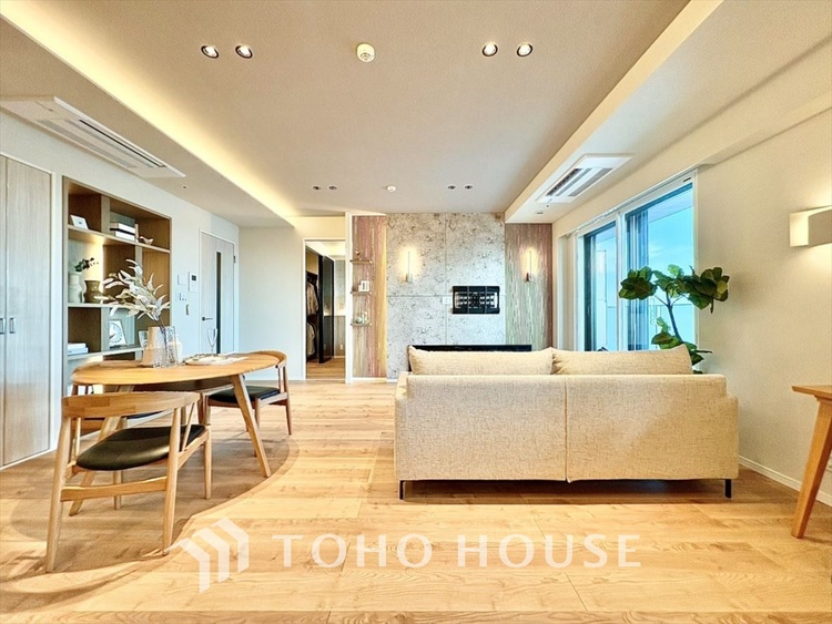 内装 叶えたかったのは落ち着きのあるナチュラルな風合い。そして開放感があるリビング。優雅な気分に浸れる幸せな時間をこの空間で。