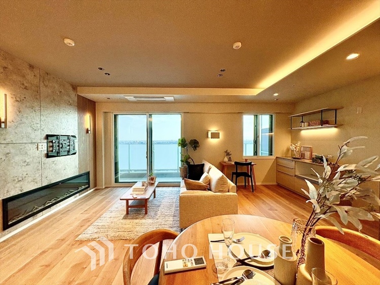 内装 太陽の光をスマートにリビングへ。時によって変化をもたらす採光。朝は目覚め、昼は安らぎ、そして夕時は温もりを。