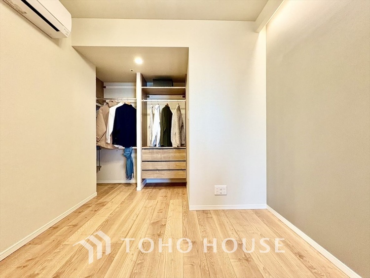 内装 プライベートルームでは静かに時を過ごしたい。読書をして、物思いにふける。光りに満たされた安らぎの空間。