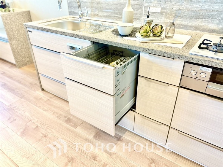 キッチン 家事の最も強い味方の一つ・・ビルトイン型の食器洗浄乾燥機。手洗いでは落ちない汚れも高温・高圧ですっきり。大幅な時短になるのが嬉しい。