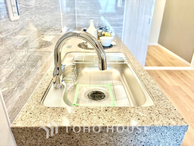 キッチン 浄水器内蔵・可動式のシャワーヘッド。水はねや大きな洗い物も計算したシンク。システムキッチンは家事をずっと楽にしてくれる。