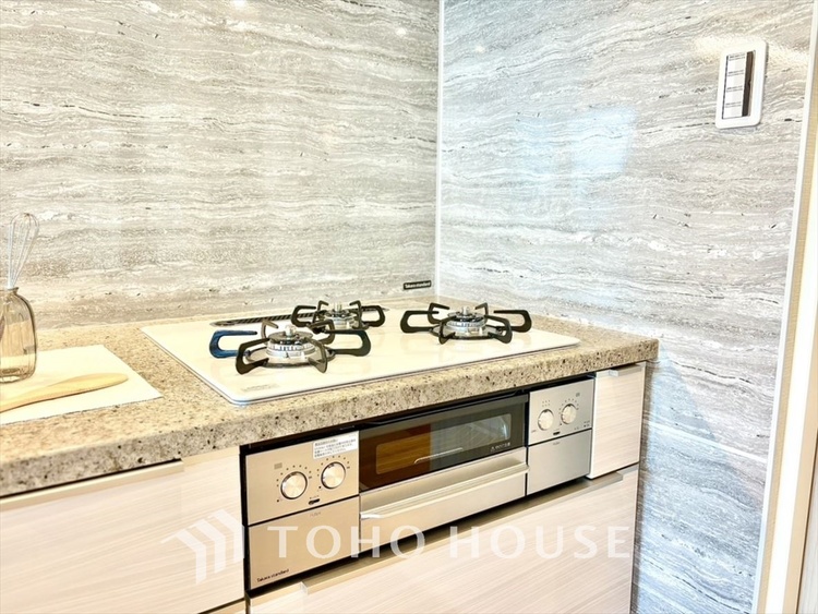 キッチン 可能な限り余計なものを省いた3口コンロ。美しさと機能性を兼ね備えたスタイルはきっと何年もあなたの味方です。