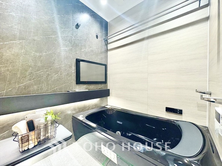 風呂 光に照らし出されたバスルーム。適度な湿度と静かに揺れる眼前の水面。広い浴槽にゆっくりと身を沈め深く瞑想をすれば、明日への新たな活力が膨らんでくる。