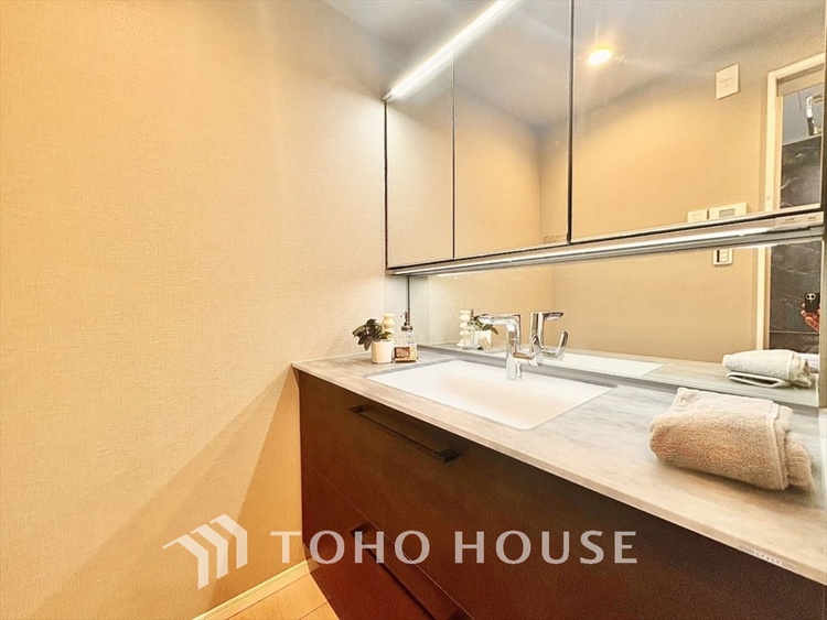 洗面 【Wash basin】十分な大きさの洗面台は収納力大。身だしなみチェックや歯磨きなど、朝の慌ただしい時間でも余裕とゆとりを感じられる。