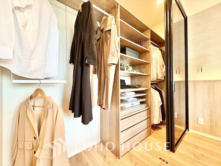 収納 壁一面の収納は、すっきりとした空間をもたらす。清潔感のあるスペースは「ただいま」の瞬間からくつろぎのスイッチを入れる。