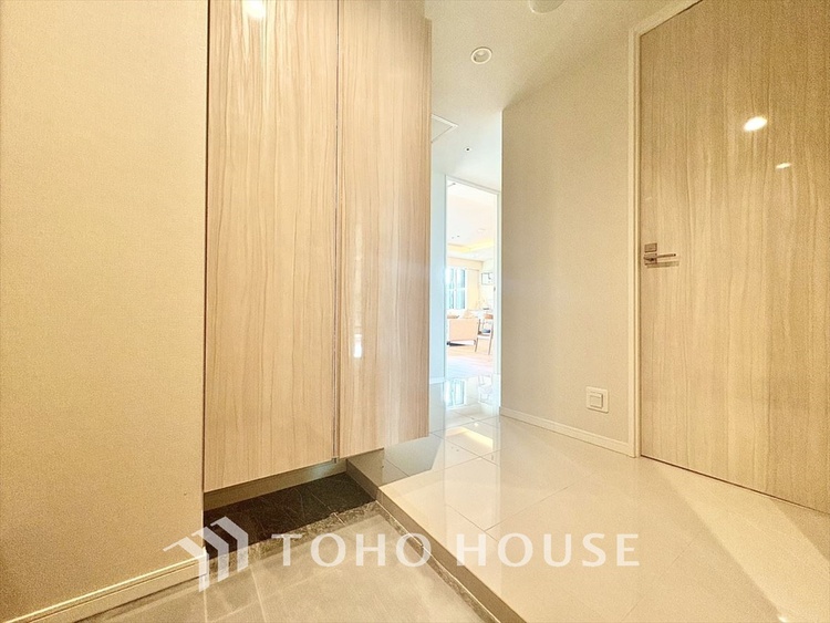 玄関 真っ直ぐに行く。新たな生活へ。これから歩むその一足がまた新たな道となる。