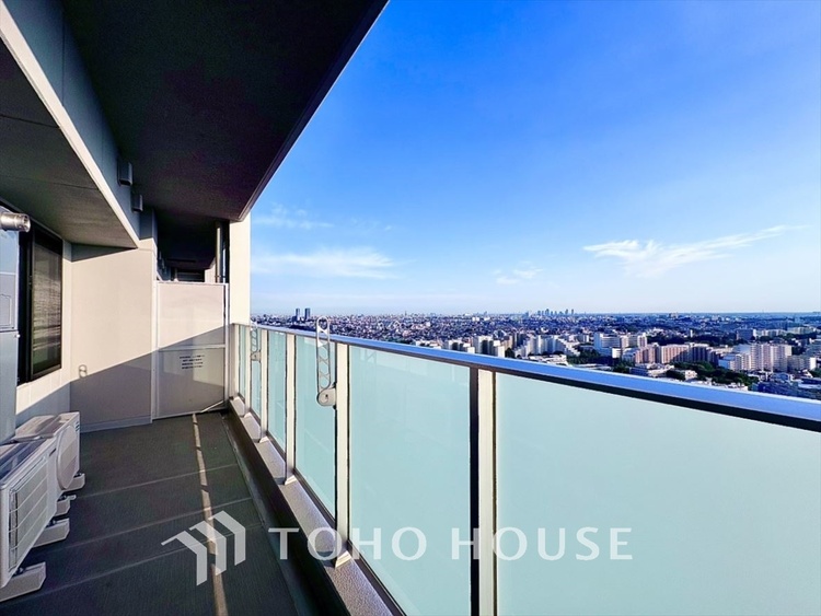 バルコニー ここからは空が遠くまで見える。紺碧、曇天、茜色。心もともに映り変わる。東京にもあったんだ。こんな景色が・・・。