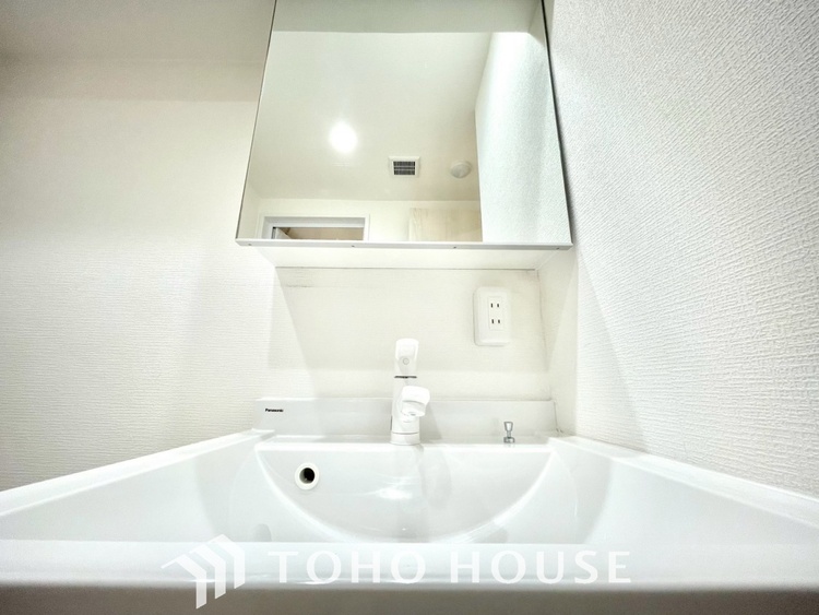洗面 【WASHROOM】◆快適◆煌びやかな暮らしの中にも忘れたくない快適さ。大きな収納が助けてくれます。