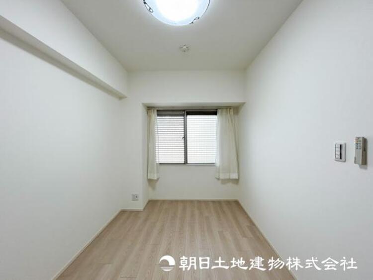 内装 【洋室】自宅で快適に過ごす条件は一人ひとり違います。個性が強すぎないシンプルな内装とシンプルなデザインで統一しております