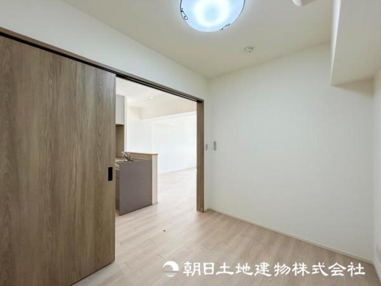 内装 【洋室】爽やかな空間演出とセンス良く纏められた室内は寛ぎ空間でなければなりません。妥協せずにまとめ上げました。