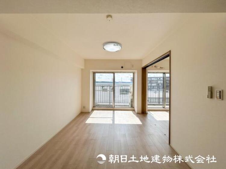 居間 【リビング】大切なご家族、招いた友人と過ごすひと時を溢れる光が優しく包み込む空間。充実した住空間は心を豊かにします。