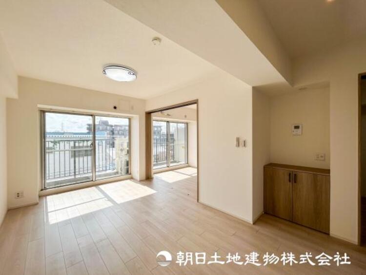 居間 【リビング】大切なご家族、招いた友人と過ごすひと時を溢れる光が優しく包み込む空間。充実した住空間は心を豊かにします。