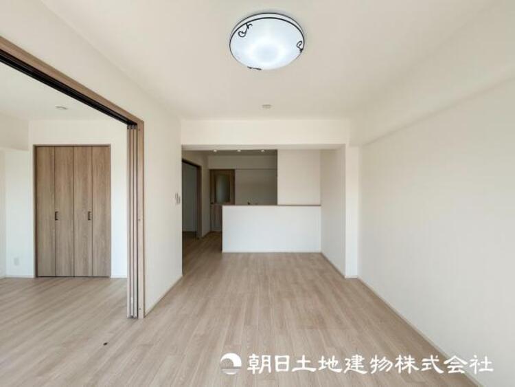 居間 【リビング】開放的で明るい空間が広がるLDK。リビングには潤沢な太陽が降り注ぎ、爽やかな住空間を演出できます