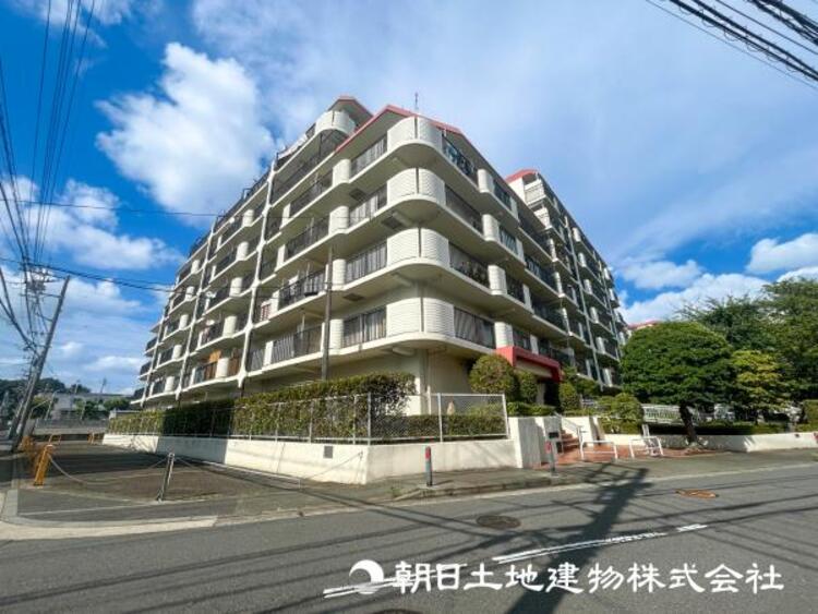 外観 【外観写真】穏やかな風と陽光、日常生活を一段と心地よいものにしています。周辺とのコラボにより明るく開放的な空間を演出。ん