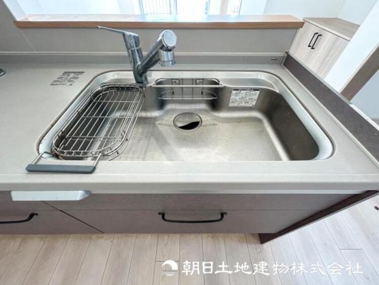 キッチン 【浄水器内蔵ハンドシャワー】蛇口をひねれば安心でおいしい水がいつでも飲めます。コストはなんとペットボトルの25分の１！