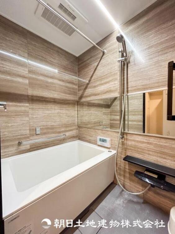 風呂 【浴室】快適な使い心地とゆとりある空間が1日の疲れを解きほぐすバスルーム。空間も浴槽もゆったりのびのび使えます