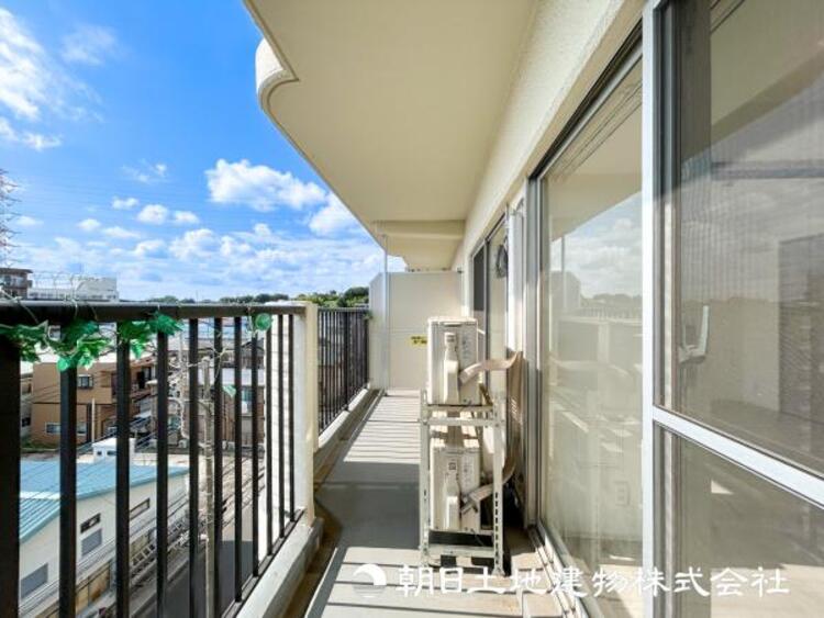 バルコニー 【バルコニー】太陽に愛された家。陽当り・通風に優れた魅力的で快適さを追求したプライベート空間です。