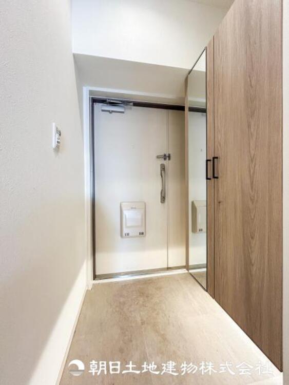 その他 【玄関】家族の帰り、遊びに来る友人、知人を優しく迎え、温もりに満ちた生活空間を予感させる。帰りたい家がここにあります。