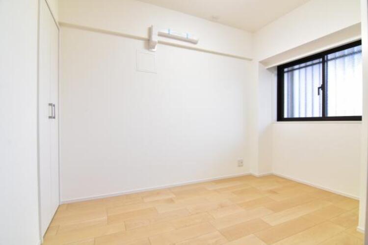 内装 窓から注がれる光で家族とのコミュニケーションも明るくなりそうな居室です。 