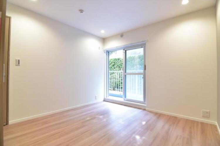 内装 大型のベッドも配置可能な主寝室です。広い空間で睡眠がとれるため、日々の疲れも癒されます。