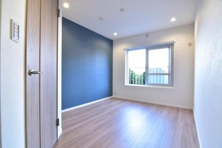 内装 窓から注がれる光で家族とのコミュニケーションも明るくなりそうな居室です。