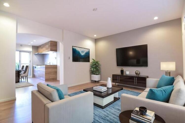 居間 リビング（配置してある家具はCGによるイメージです）光と風があふれる開放的なリビングダイニングには自然と家族みんなが集まってきます。２面バルコニーによって明るく穏やかな空気の中で幸せを感じさせてくれる場所です。