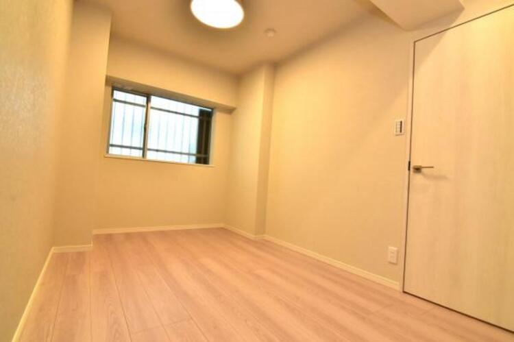 内装 窓から注がれる光で家族とのコミュニケーションも明るくなりそうな居室です。 