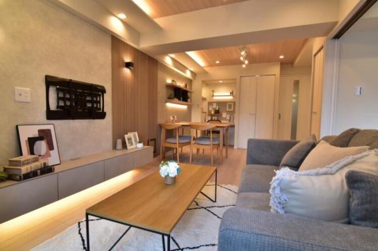 居間 ソファーやダイニングテーブルを置いてもゆとりのある広々リビングです。ご家族みなさんで寛げる空間をぜひ現地で体感してみてください。 