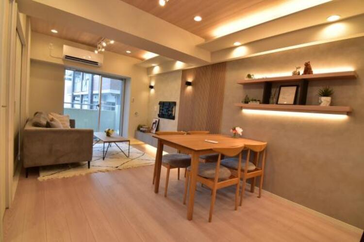 居間 くつろげるリビングは話に夢中になりすぎて、ついつい時間を忘れてしまう。そんな束の間の幸せを感じさせてくれる場所です。 