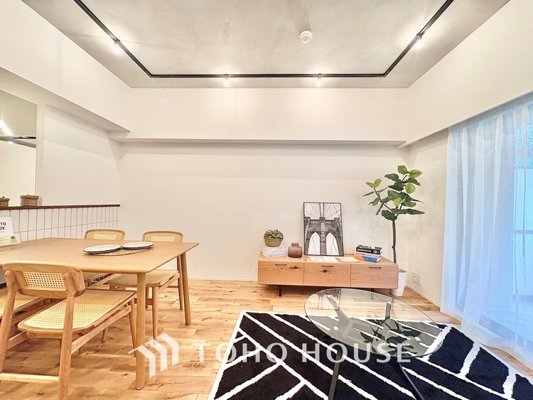 内装 【Cool wind】◆窓を開けると◆冷涼な風、そよぐリビング。だんらんの場所はここから始まり、ここで終わる。家族の笑顔が集う素敵な場所だから、こだわり抜いた思いが詰まっているのだと思う。