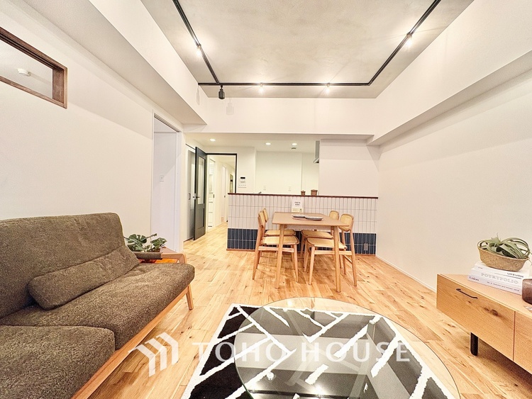 内装 ◆サンサンと◆差し込む太陽の光がこのリビングに笑いをもたらす。